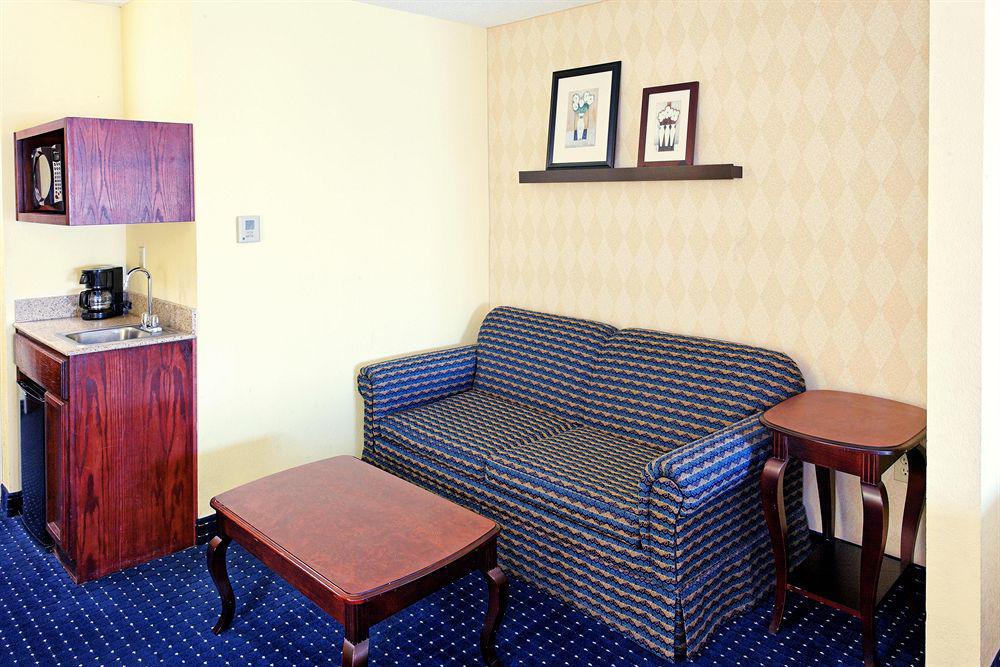 Holiday Inn Express & Suites San Antonio West Sea World Area By Ihg Room photo