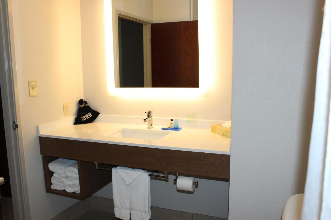 Holiday Inn Express & Suites San Antonio West Sea World Area By Ihg Exterior photo